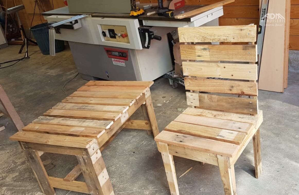 Fabrication mobilier extérieur chaise et table en bois palette