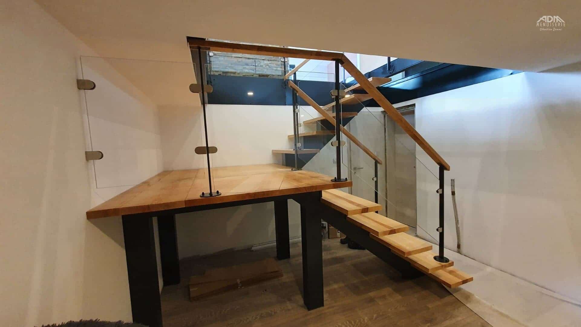 Fabrication sur mesure d’un escalier en frêne avec garde-corps en verre aux Rousses (2)